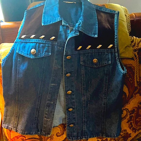 Jean vest with velvet and super Cute buttons - Picture 1 of 3
